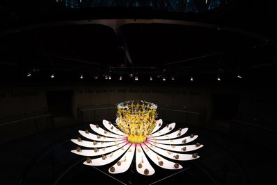 Equinox, 2021 (Acrilico, Circuito elettrico, Idraulica, Lacca, Motore, Vernice, Resina riciclata, Acciaio) da Mat Collishaw