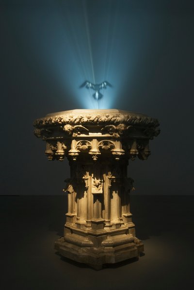 Ganimede, 2007 (acciaio, resina, macchina del fumo, fluido, ventola di estrazione, videoproiettore e lettore DVD) da Mat Collishaw