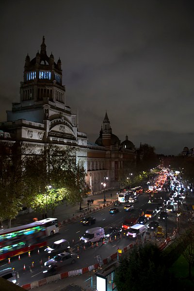 Lanterna magica, 2010 (struttura in acciaio, lamiera forata di alluminio, resina espansa, luci LED, motore) da Mat Collishaw