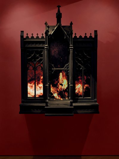 Performance, 2010 (legno, acciaio, specchio di sorveglianza, schermi LCD e hard disk) da Mat Collishaw