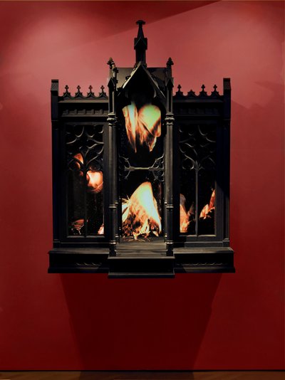 Performance, 2010 (legno, acciaio, specchio di sorveglianza, schermi LCD e hard disk) da Mat Collishaw