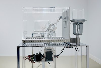 The Machine Zone, 2019 (Acciaio, alluminio, servomotori) da Mat Collishaw