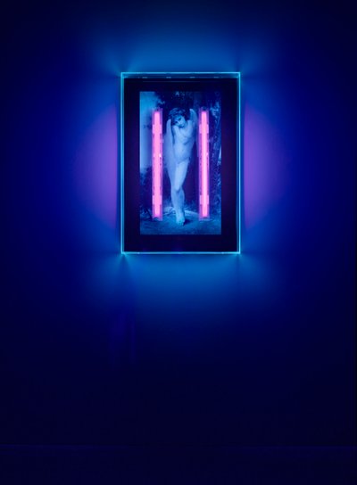 Angelo ultravioletto, 2008 (inchiostro ultravioletto su scatola di plexiglass, 2 luci al neon ultraviolette) da Mat Collishaw