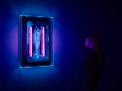 Angelo ultravioletto, 2008 (inchiostro ultravioletto su scatola di plexiglass, 2 luci al neon ultraviolette) da Mat Collishaw