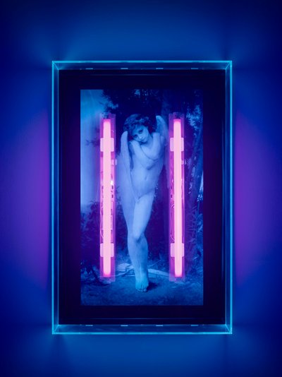 Angelo ultravioletto, 2008 (inchiostro ultravioletto su scatola di plexiglass, 2 luci al neon ultraviolette) da Mat Collishaw