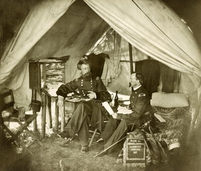 Generale Jefferson C. Davis e ufficiale seduti in una tenda, pub.1861 (foto) da Mathew and studio Brady