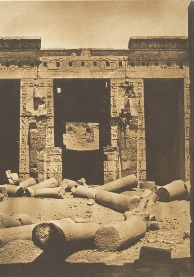 Pilastri nel cortile del palazzo di Ramses-Meiamoun, a Medinet-habou Tebe da Maxime Du Camp