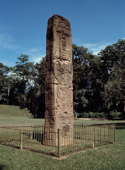 (dettaglio) della stele E sulla grande piazza da Mayan