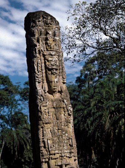 Dettaglio della stele F sulla grande piazza da Mayan