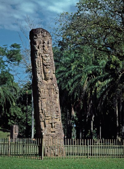 Dettaglio della stele F sulla grande piazza da Mayan