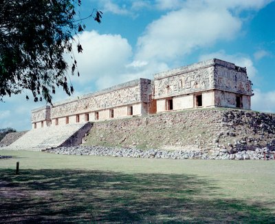 Civiltà precolombiana: vista del sito di Uxmal, antica capitale Maya, stile Puuc. Nord Yucatan 600-900 d.C.: piramide dell
