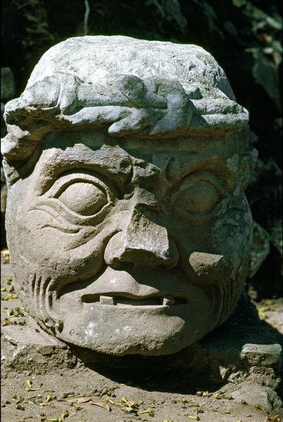 Scultura in pietra di una testa di vecchio chiamata il vecchio di Copan, tempio 11 da Mayan