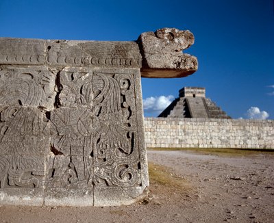 Il grande campo da gioco e sullo sfondo il castillo, 750-1200 da Mayan