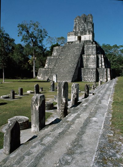 Veduta del tempio II o tempio delle maschere a Tikal da Mayan