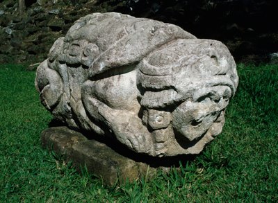 Altare zoomorfo scolpito in un blocco di gres da Mayan