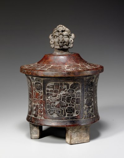 Un vaso tripode maya con coperchio e intagli, c.250-450 da Mayan Mayan
