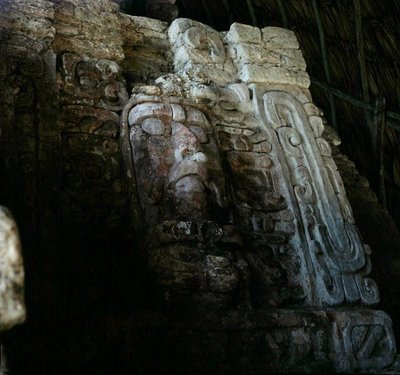 Maschera architettonica, Tempio dei Mascarones, Kohunlich, Penisola dello Yucatan, Messico, Periodo Classico Antico (300-600 d.C.) (pietra e stucco) da Mayan Mayan