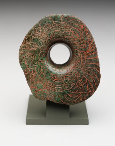 Orecchino con immagine incisa della Divinità Principale degli Uccelli, c.300-500 da Mayan Mayan