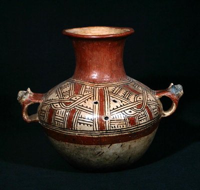 Urna funeraria con fori da Utatlan (Cumarcaaj), Quiche, Guatemala, America Centrale, Periodo Postclassico da Mayan Mayan