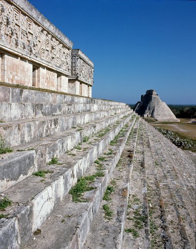 Palazzo del Governatore e piramide del mago, VI secolo da Mayan Mayan