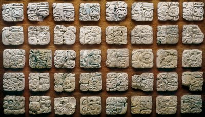 Calendario Maya (320-1697) composto da diversi glifi (pietre incise) da Mayan Mayan