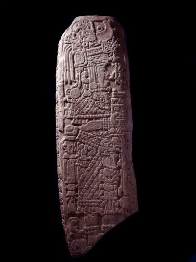 Arte precolombiana, civiltà Maya, periodo classico iniziale: stele in pietra 5 da El Zapote, Peten, Guatemala. Guatemala, Museo Nazionale di Archeologia e Etnologia da Mayan Mayan