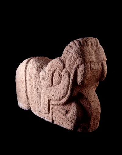 Arte precolombiana, civiltà Maya, periodo classico: tenone in pietra a forma di serpente con bocca spalancata da Escuintla, Guatemala da Mayan Mayan