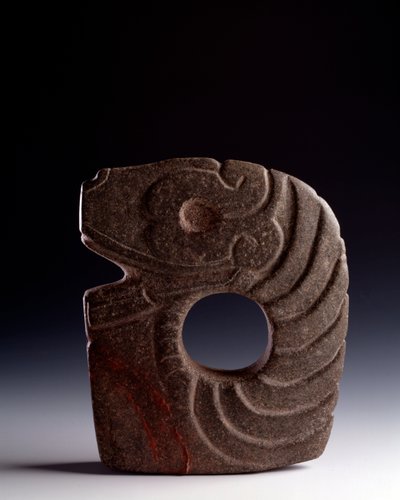 Arte precolombiana, civiltà Maya, periodo classico: ascia zoomorfa in pietra scolpita che rappresenta un serpente stilizzato. Da Bolivia, Escuintla, Guatemala da Mayan Mayan