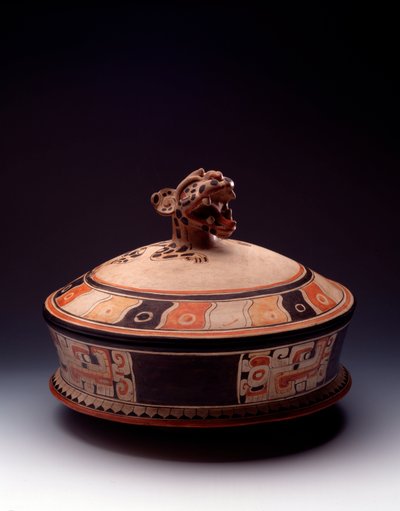 Arte precolombiana, civiltà Maya, periodo classico iniziale: vaso in argilla con coperchio decorato con una testa di giaguaro. Da Tikal, Guatemala da Mayan Mayan