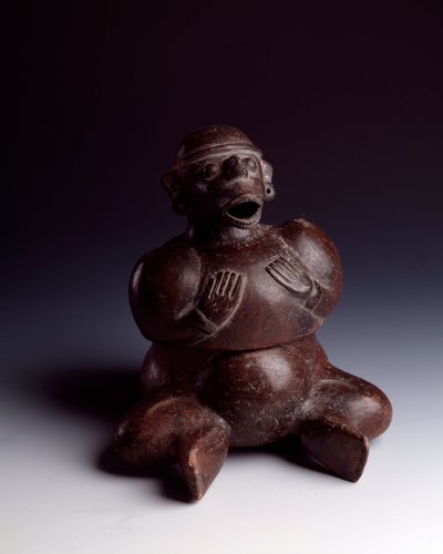 Arte precolombiana, civiltà Maya, periodo iniziale: vaso antropomorfo in argilla che raffigura un uomo seduto con le mani sul petto che indossa una maschera di scimmia con la bocca aperta. Da Uaxactun, Guatemala. Guatemala, Museo Nazionale di Archeologia da Mayan Mayan