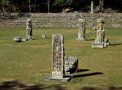 Resti della piazza cerimoniale IV-X secolo da Mayan Mayan