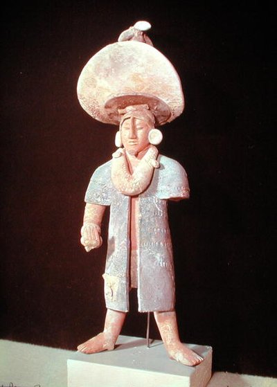 Figura maschile in piedi, dal cimitero sull