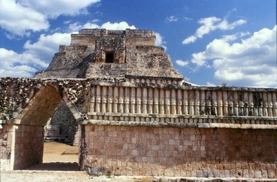 La Casa degli Uccelli con la Piramide del Mago dietro, Tardo Classico Maya, c.700-900 d.C. da Mayan Mayan