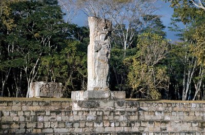 La stele 2 che domina il campo da gioco, 652 d.C. da Mayan Mayan