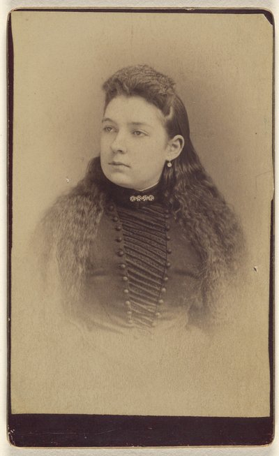 [Donna non identificata con lunghi capelli ondulati, stampata in stile vignetta]. da Mayhew Brothers