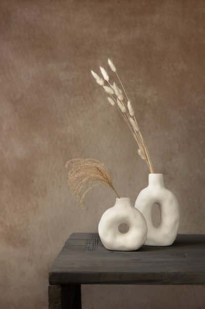 Motivi botanici in ceramica terrosa da Mayra Pama