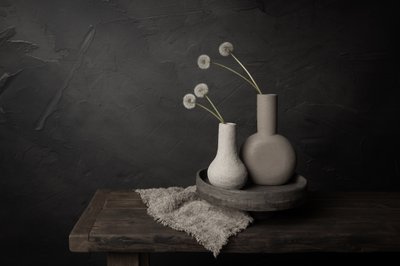 Vasi floreali minimalisti da Mayra Pama
