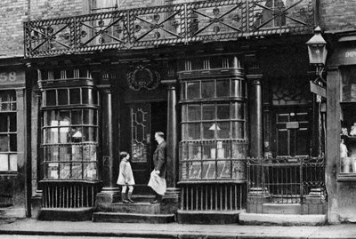 Una vetrina, Artillery Lane, vicino a Bishopsgate, Londra, 1926-1927 da McLeish