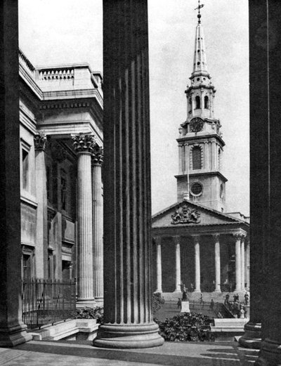 St Martin-in-the-Fields vista tra le colonne della National Gallery, Londra, 1926-1927 da McLeish