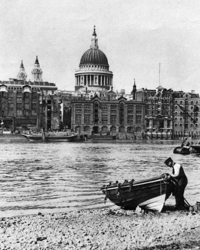 Barcaiolo del Tamigi e la sua barca sulla spiaggia di Bankside, Londra, 1926-1927 da McLeish