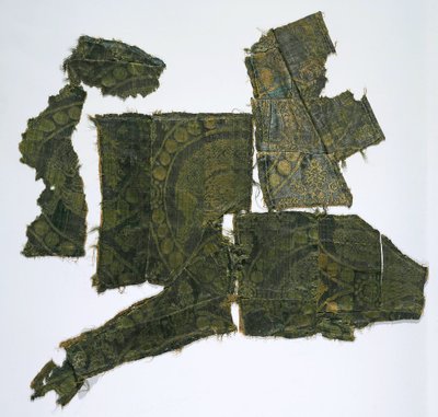 Frammenti di un caftano coperto con un tessuto di seta con motivo Senmurv da Medieval Culture of the North Caucasian