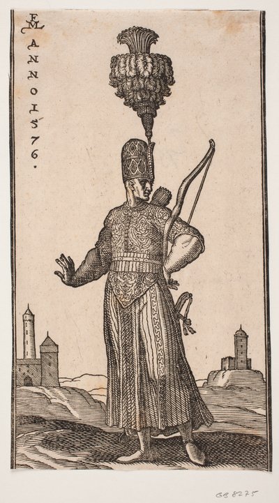 Soldato in piedi, visto frontalmente, con la testa girata a destra; porta un arco sul braccio sinistro, una faretra sulla schiena e una spada al fianco sinistro; allunga il braccio destro all