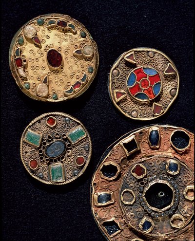 Archeologia del Medioevo. Arte barbarica della Gallia: fibule in oro e argento, stile policromo. Francia, periodo merovingio, VI-VII secolo. Strasburgo, Museo di Archeologia del Palazzo Rohan da Merovingian