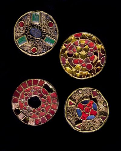 Archeologia del Medioevo. Arte barbarica della Gallia: fibule in oro e argento lavorate a filigrana, stile policromo. Francia, periodo merovingio, VI-VII secolo da Merovingian