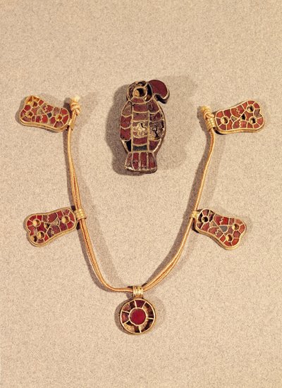 Spilla a forma di aquila e una collana, IV-VI secolo da Merovingian