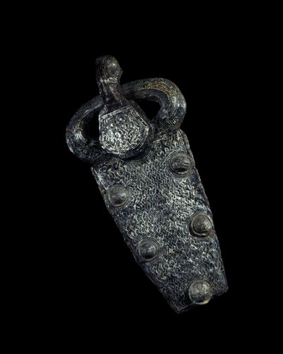 Arte merovingia: placca di fibbia di cintura in ferro damascato d