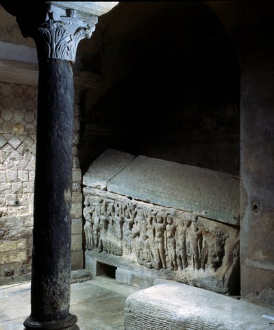 Arte merovingia: tomba di Agilberto (VII secolo), vescovo di Parigi. Monumento funebre in pietra. Abbazia di Jouarre (Senna e Marna) da Merovingian