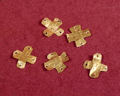 Arte merovingia: piccole croci in oro. VI secolo. Museo di Archeologia Nazionale di Saint Germain en Laye da Merovingian Merovingian
