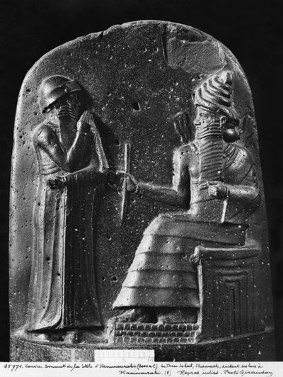 Codice di Hammurabi, sommità della stele, il dio Shamash detta le sue leggi a Hammurabi, Re di Babilonia, trovato a Susa, c.1750 a.C. (basalto) da Mesopotamian