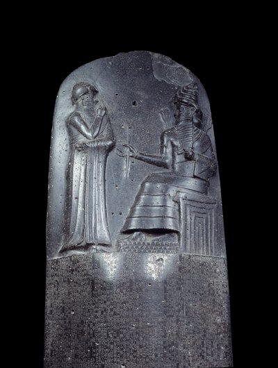Stele in diorite del Codice di Hammurabi. È coperta di iscrizioni cuneiformi e in cima il re Hammurabi si trova davanti al dio sole della Mesopotamia, Shamash, divinità della Giustizia da Mesopotamian